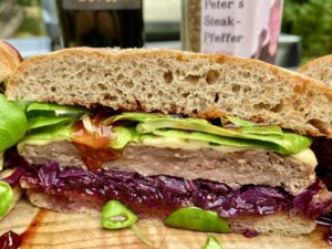 Wild Burger mit Rotkohl und Feldsalat