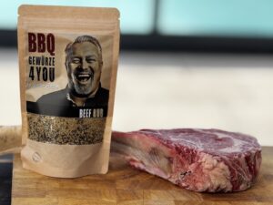 rohes tomahawk steak mit grillgewürz beef rub