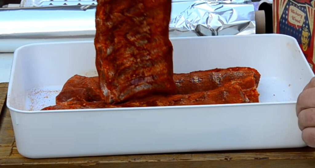 Spare Ribs würzen mit Montana Grillgewürz
