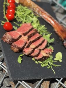 Tomahawk Steak in Tranchen geschnitten