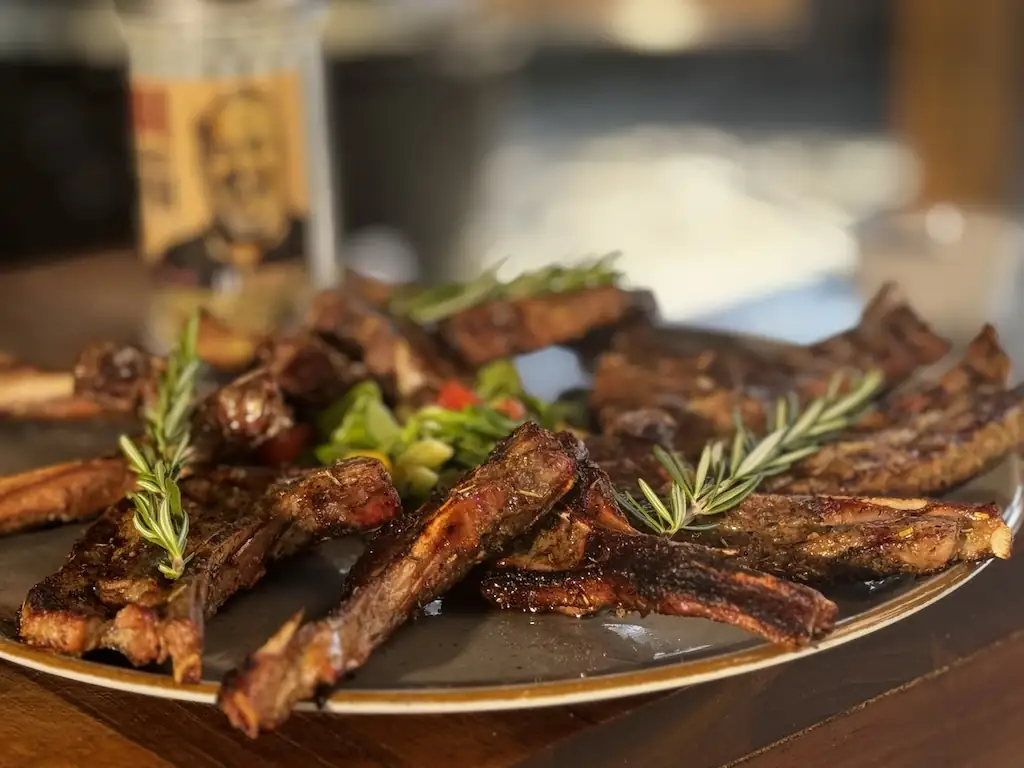 gegrilltes lammkotelette vom kamado holzkohlegrill