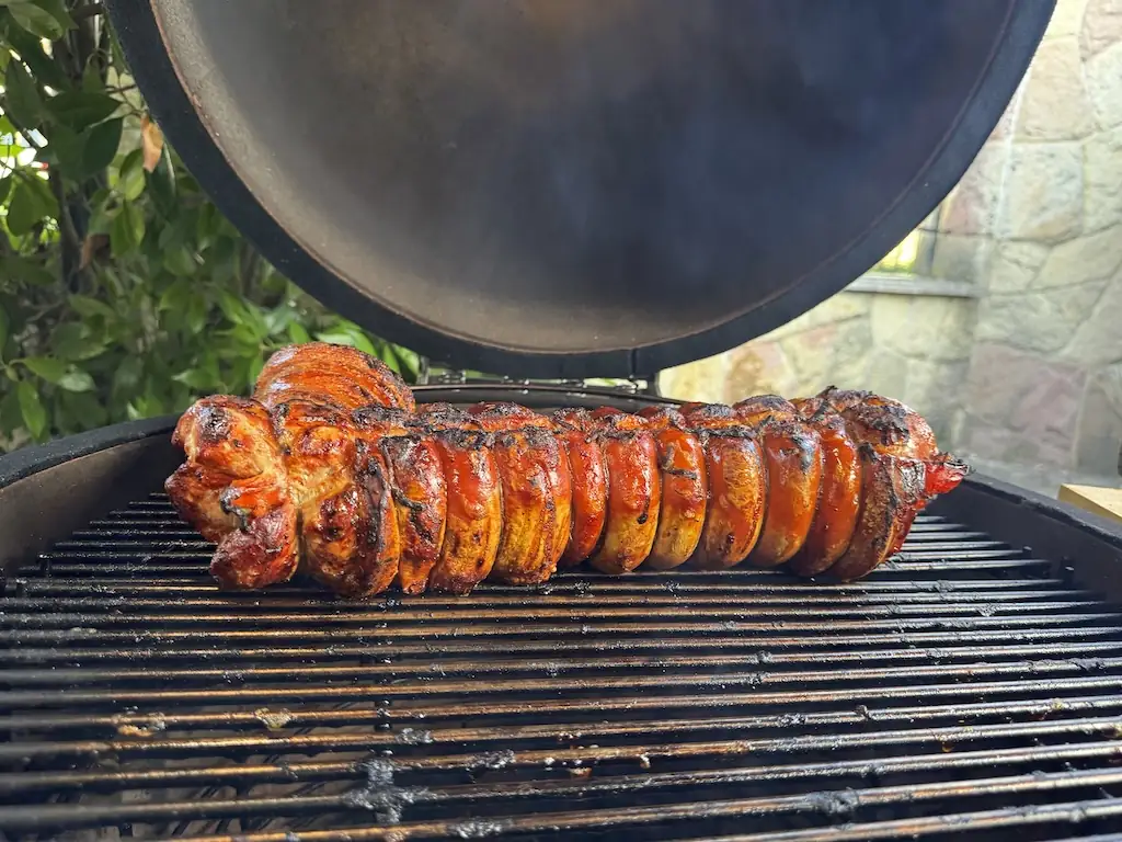 Perfekt gegrillter Spanferkelrollbraten auf dem Rost vom Kamado Chef